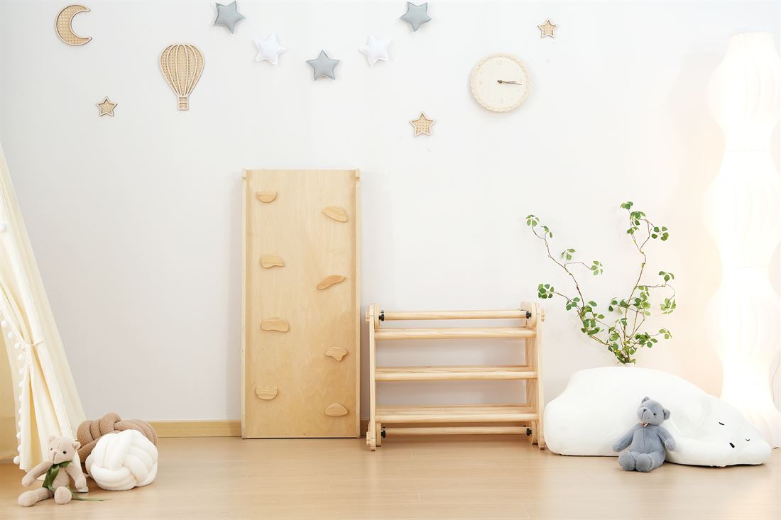 Zusammengeklappt an der Wand verstaut